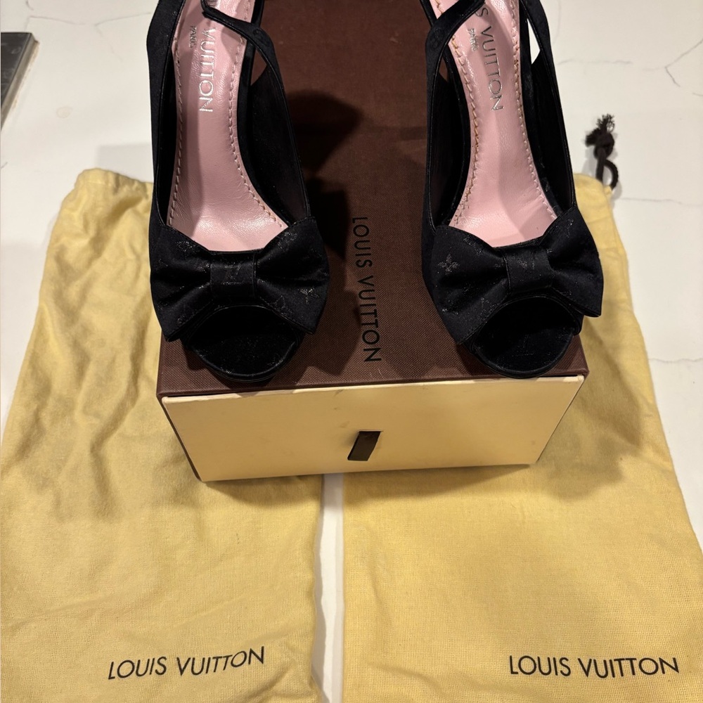 Louis Vuitton✨Vintage✨New in original box ✨ with LV dust covers ✨Black Bow Heels